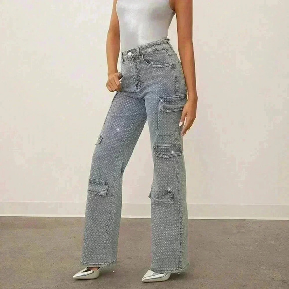 Medium Wash Curvy Women's Flap Pocket Side Cargo Mid Ride Jeans - Picture 3 of 6